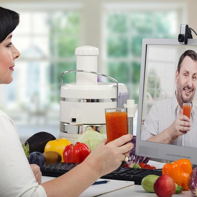 Making cleansing detox drinks online