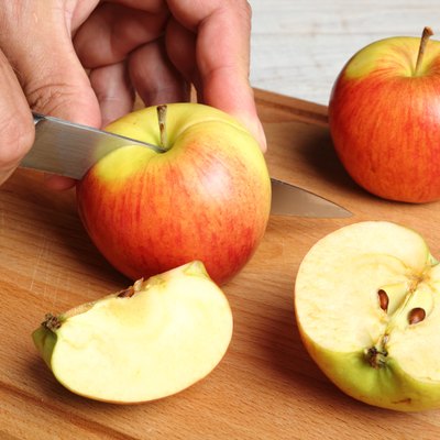 Slicing apples