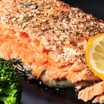 Salmon with broccoli and lemon.