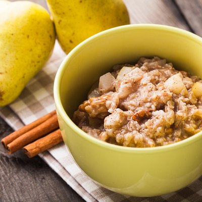 Oatmeal with pears slices