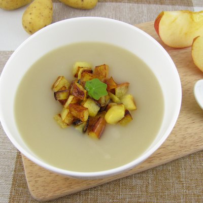 Potato soup with roasted apple pieces
