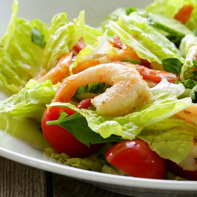 Green salad with grilled shrimp