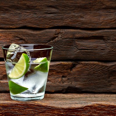 Gin tonic with lime wedges