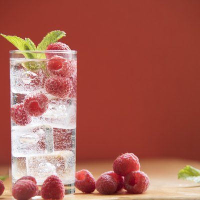 Sparkling Water with Raspberries and Mint