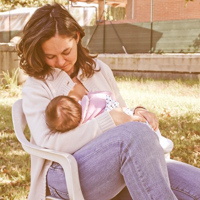 Retro look Breastfeeding