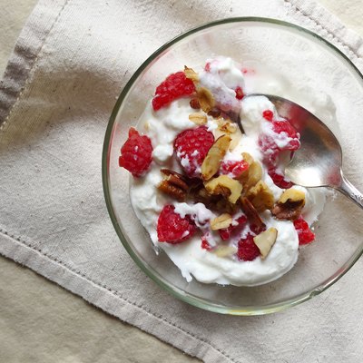 Yogurt with raspberries and granola