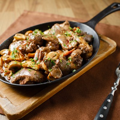 Liver baked with mushrooms, bacon and herbs