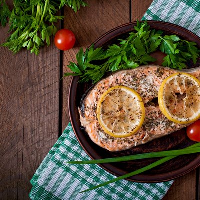 Baked salmon steak with lemon and herbs
