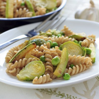 Wholegrain pasta with green beans, zucchini and Brussels sprouts