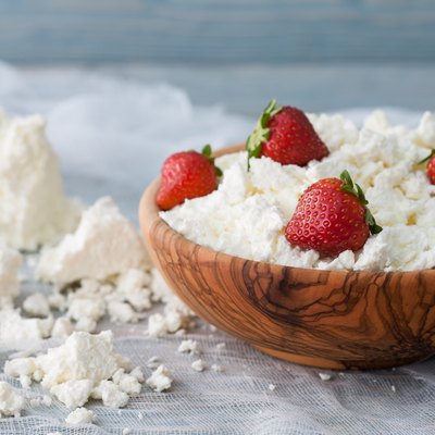 Bowl with cottage cheese and strawberries