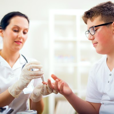 Doctor or nutritionist with a diabetic patient explaining glycemic index