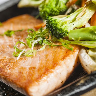 Salmão grelhado com vegetais