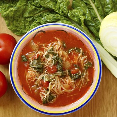 Tomato-spinach soup with noodles