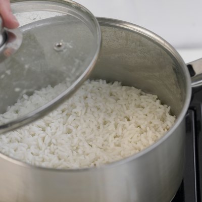 Covering a pan containing rice, close up