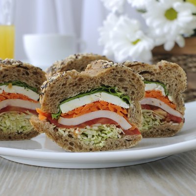 Baguette with chicken and vegetables