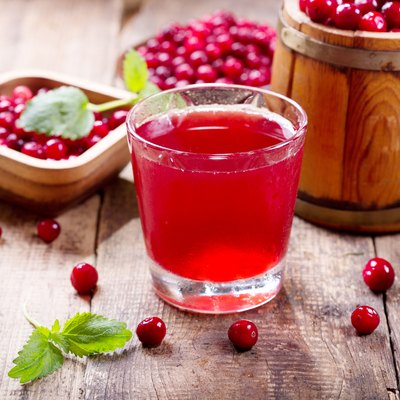 glass of cranberry juice with fresh berries