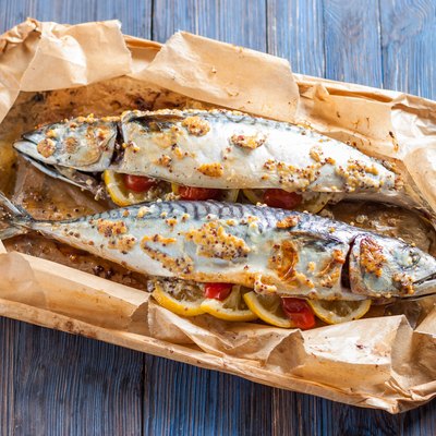 Baked mackerel with lemon, garlic, tomatoes and rice