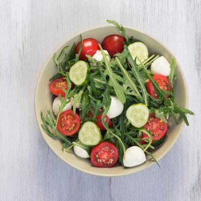 Green salad made with arugula, tomatoes, mozzarella