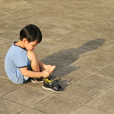 Asian boy hurt his leg