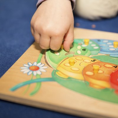 kid pratice fine motor skills