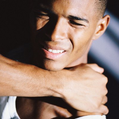 Man holding neck muscle