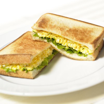 Egg and lettuce sandwich