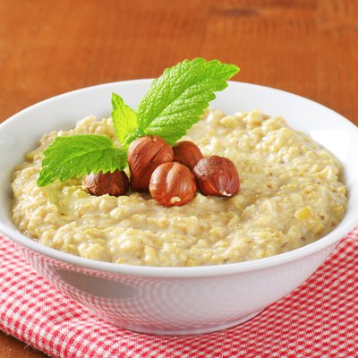 Oatmeal porridge with hazelnuts