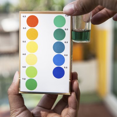 water ph testing test comparing color to indicated