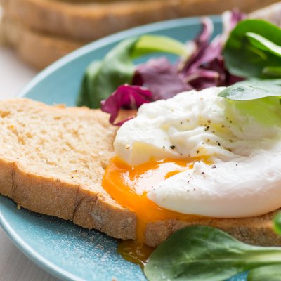 Poached egg on whole wheat toast