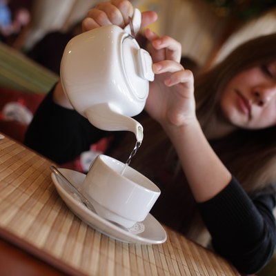 Teen pouring green tea