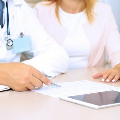 doctor explaining diagnosis to female patient