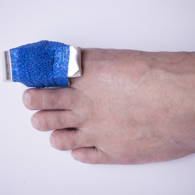 Phalanx fracture with splint and elastic gauze
