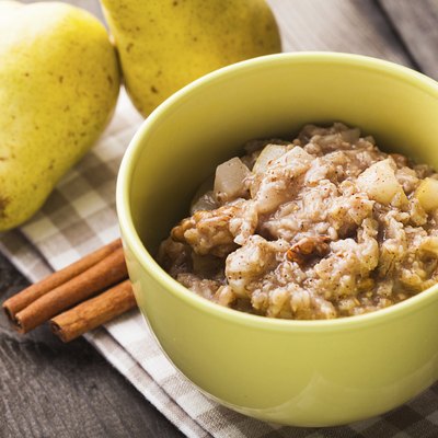 Oatmeal with pears slices