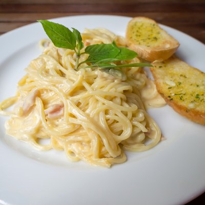 Spaghetti carbonara with garlic breads