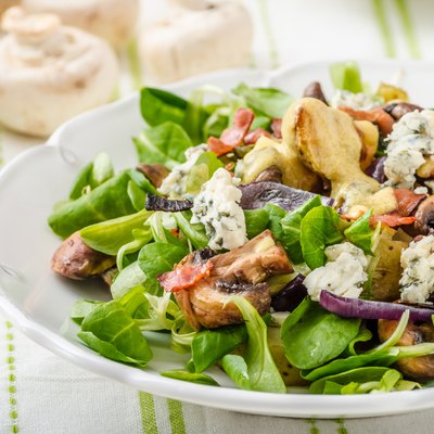 Salad with new potatoes and blue cheese