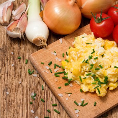 Scrambled eggs mixed with chive and various vegetable