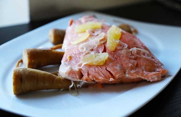 慢炖锅三文鱼用柠檬和欧洲防风草地中海饮食慢炖锅食谱