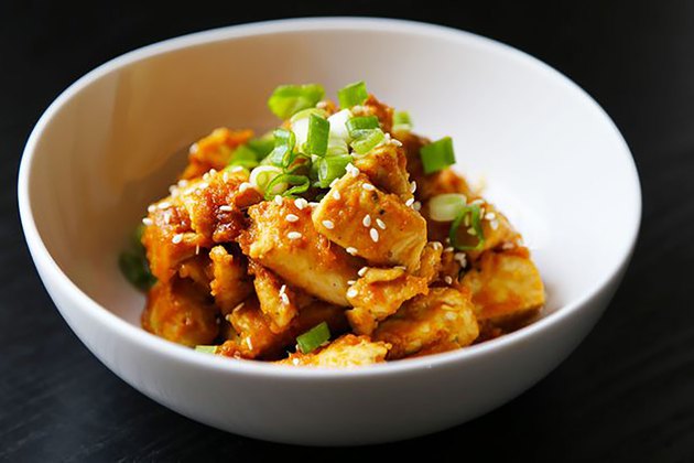 橙色鸡和花椰菜米饭