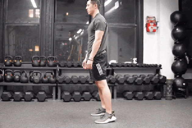 Matt Cheng performing alternating lunge and twist.