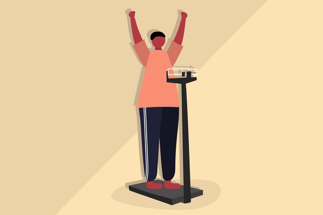 一名男子站在秤上，举起双臂庆祝体重减轻