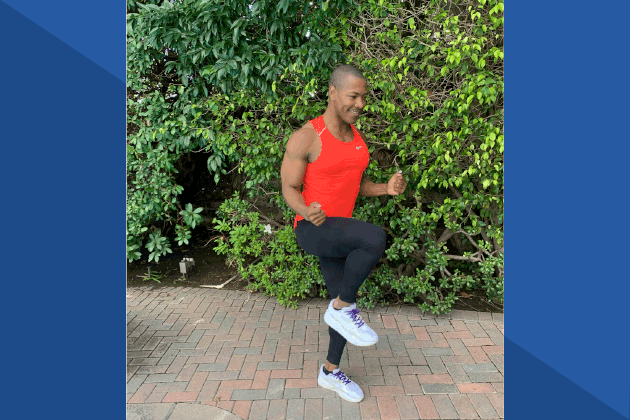 Man demonstrating how to do Knee Drives