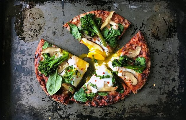 披萨与阳光贴在鸡蛋，菠菜，玻璃窗和蘑菇西红柿酱食谱