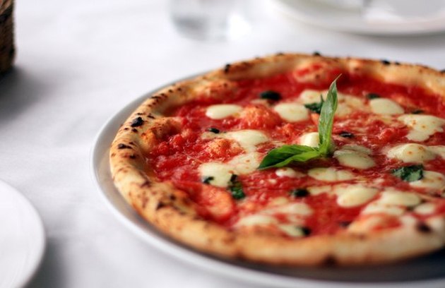 无麸质margherita蛋白质披萨西红柿酱食谱