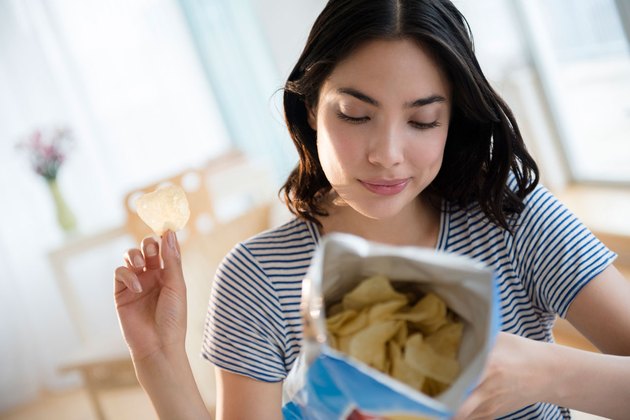 女人吃加工食品加工如薯片健康风险零食