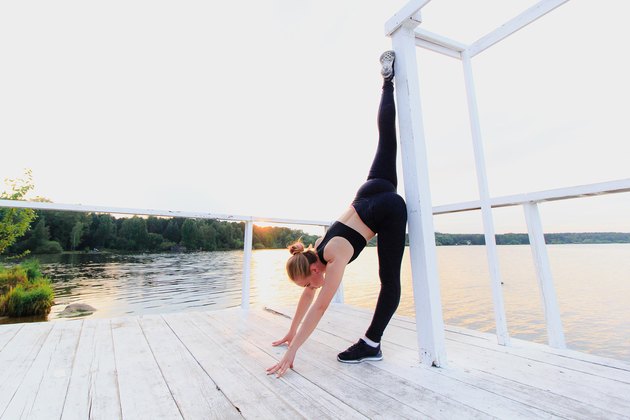 女子做站立劈叉瑜伽姿势的平衡