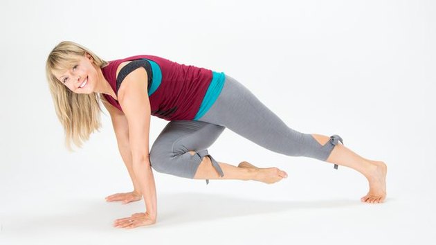 Elise Joan demonstrates how to do a Cross-Knee Extension Plank