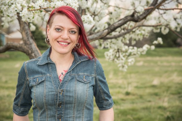 Alanna smiles in front of a tree