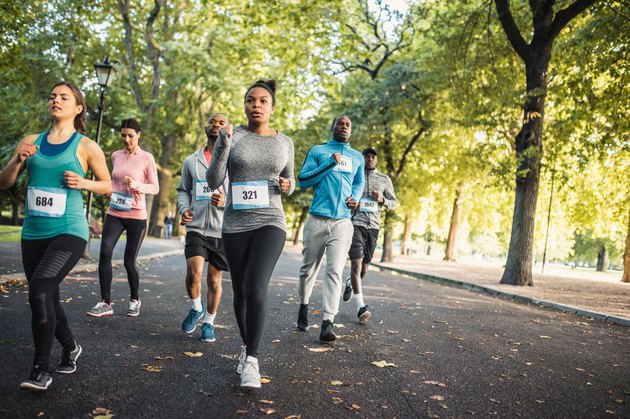 公园里的跑步者按照训练计划跑完马拉松