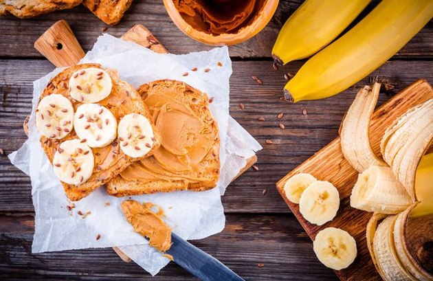早餐香蕉和坚果黄油的高蛋白早餐的饼干“itemprop=