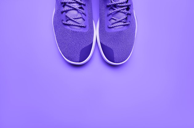 紫色的跑鞋在紫色的背景下跑步减肥